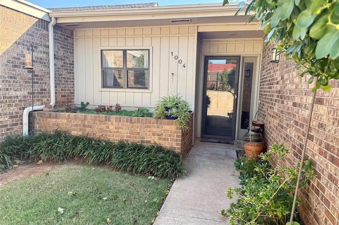 1004 Scissortail Dr