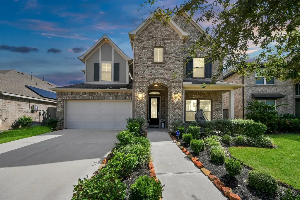 8922 Golden Mist Dr