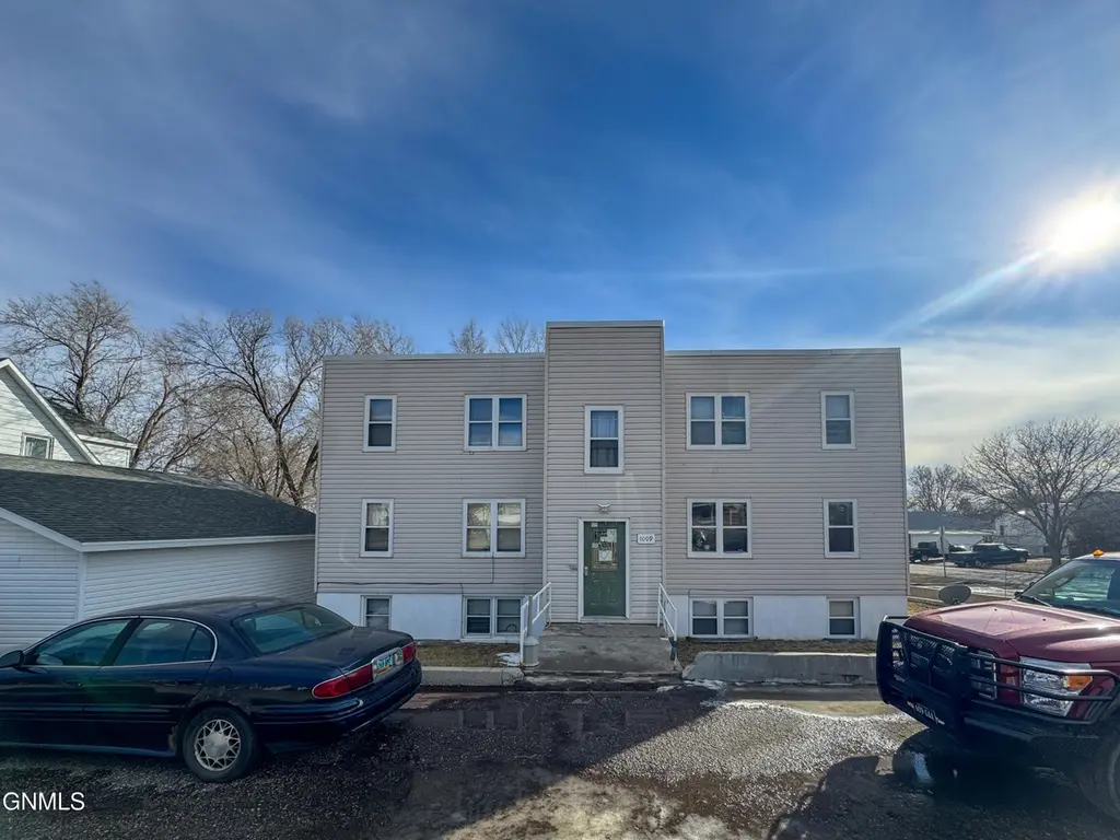 1009 2nd St NW