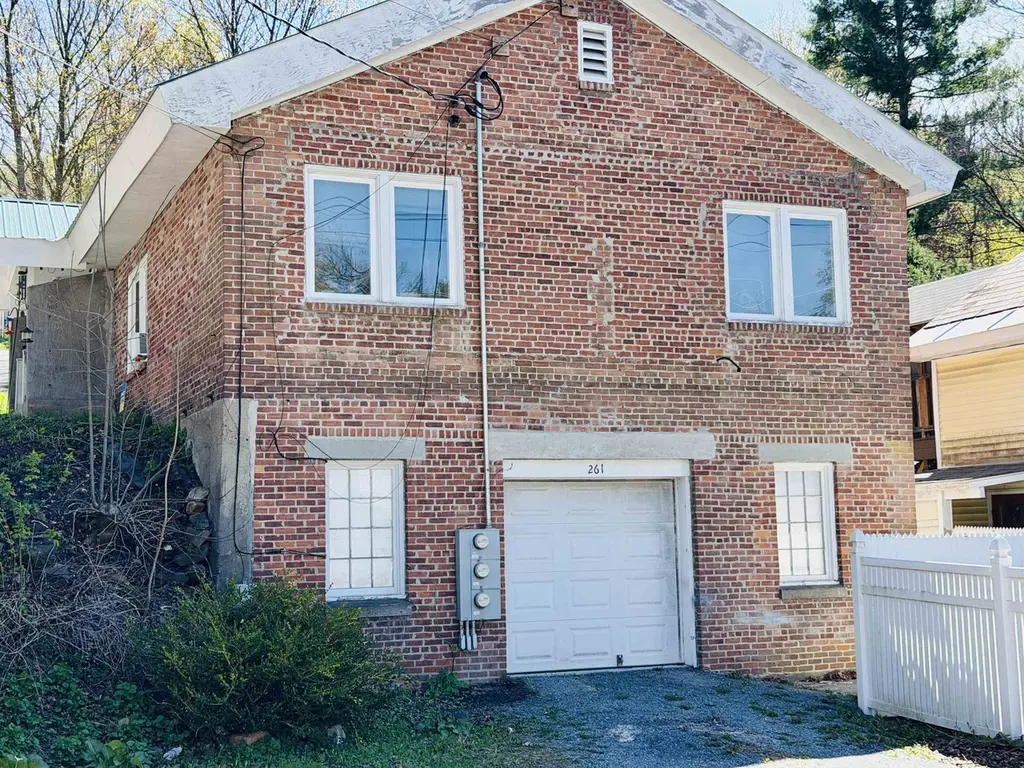 2 Hamlin Ave