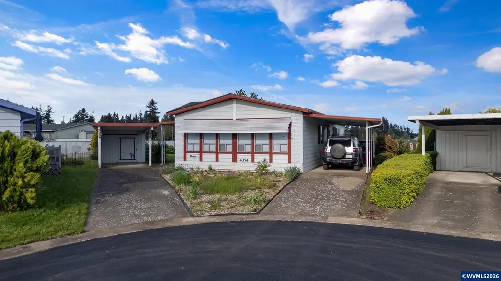 4374 Larch Lp NE