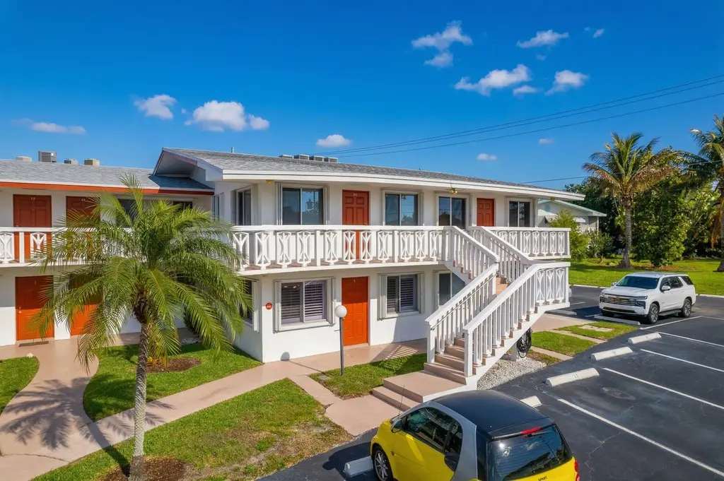 2020 Lake Osborne Dr #9