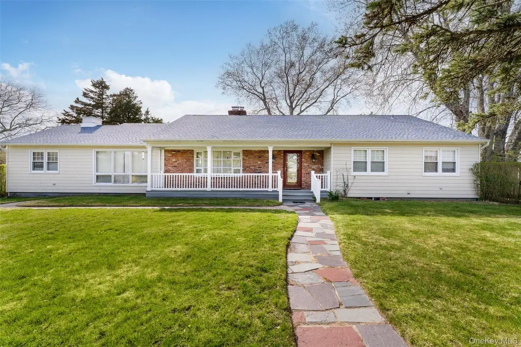 4 Hampton Harbor Ln