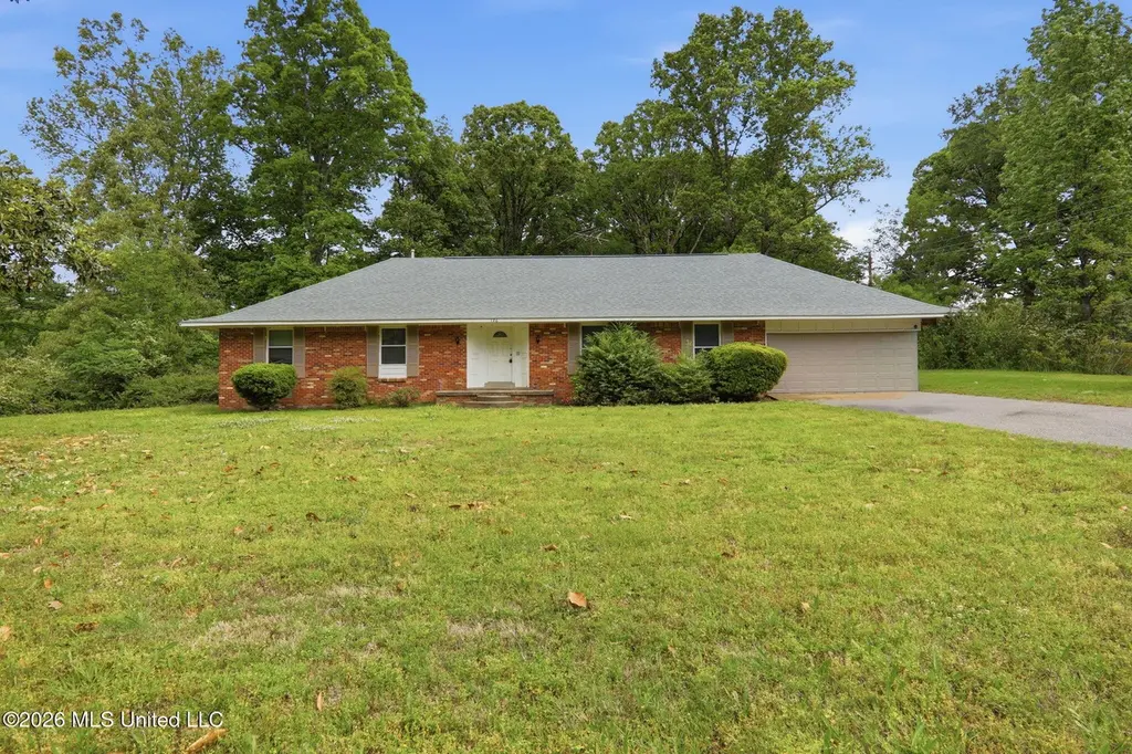 126 Colonial Dr