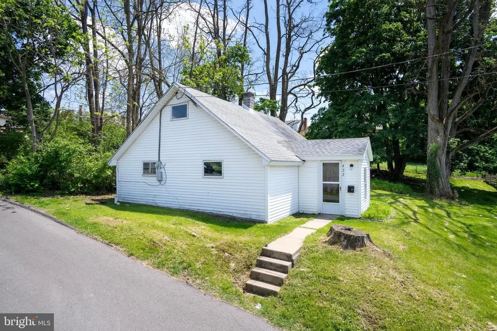 422 E Manchester Ln