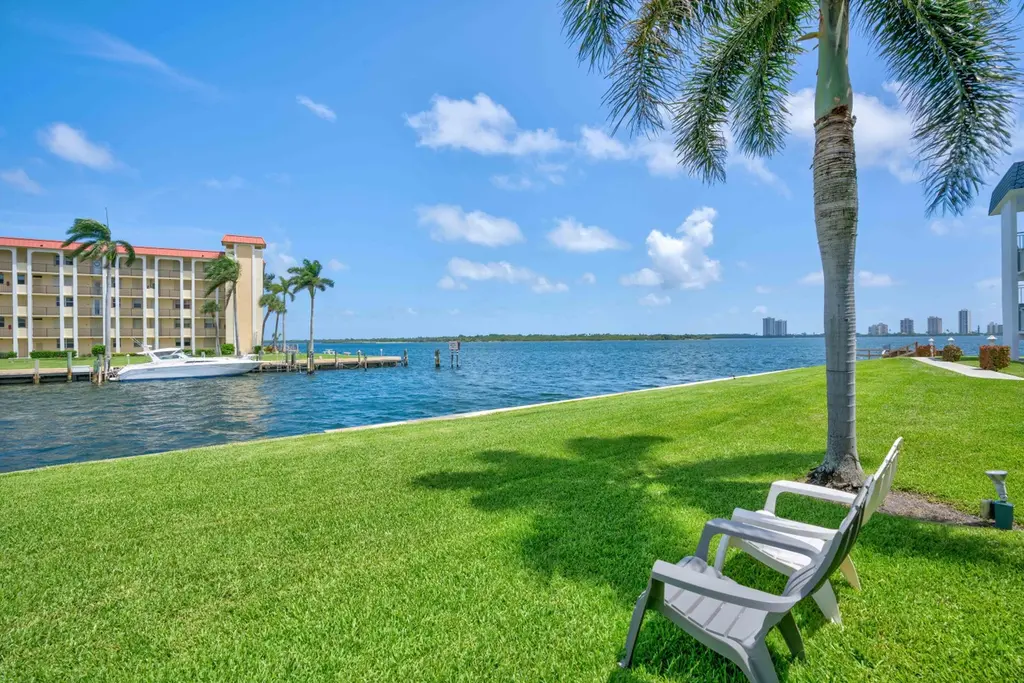111 Shore Ct #305