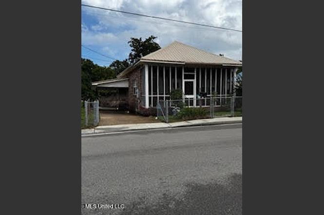 322 Main St