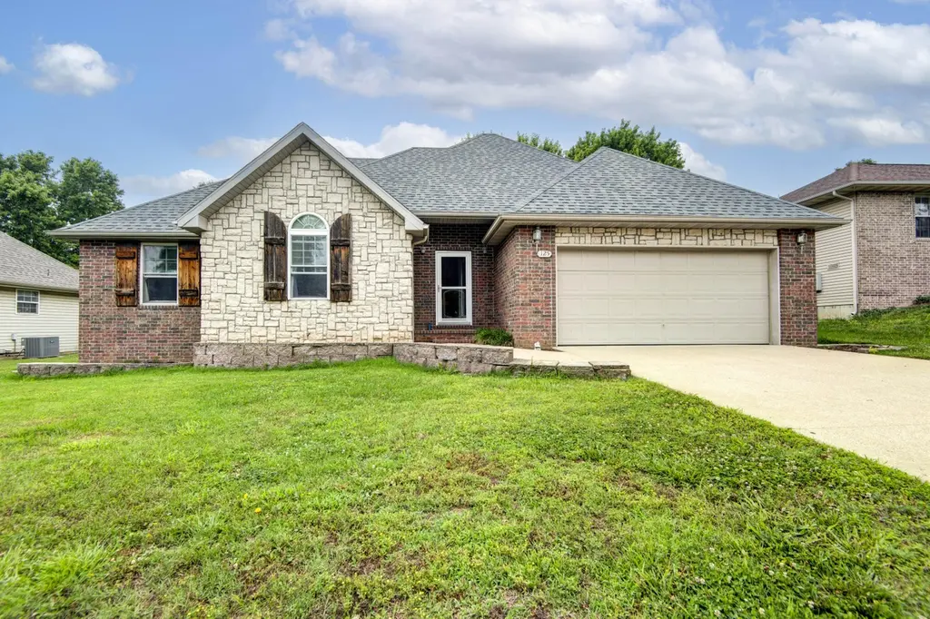 125 W Silver Oak St