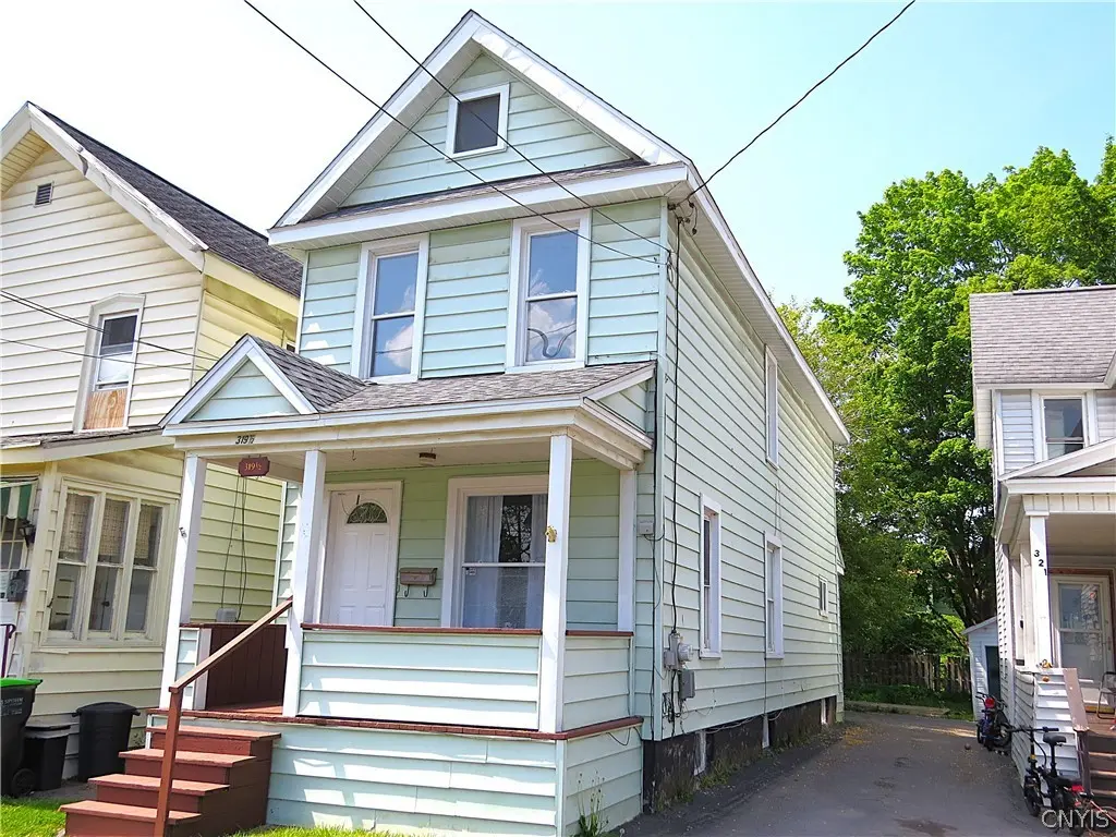 319 1/2 Pleasant Ave