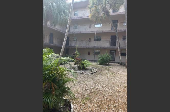 2840 Somerset Dr #206