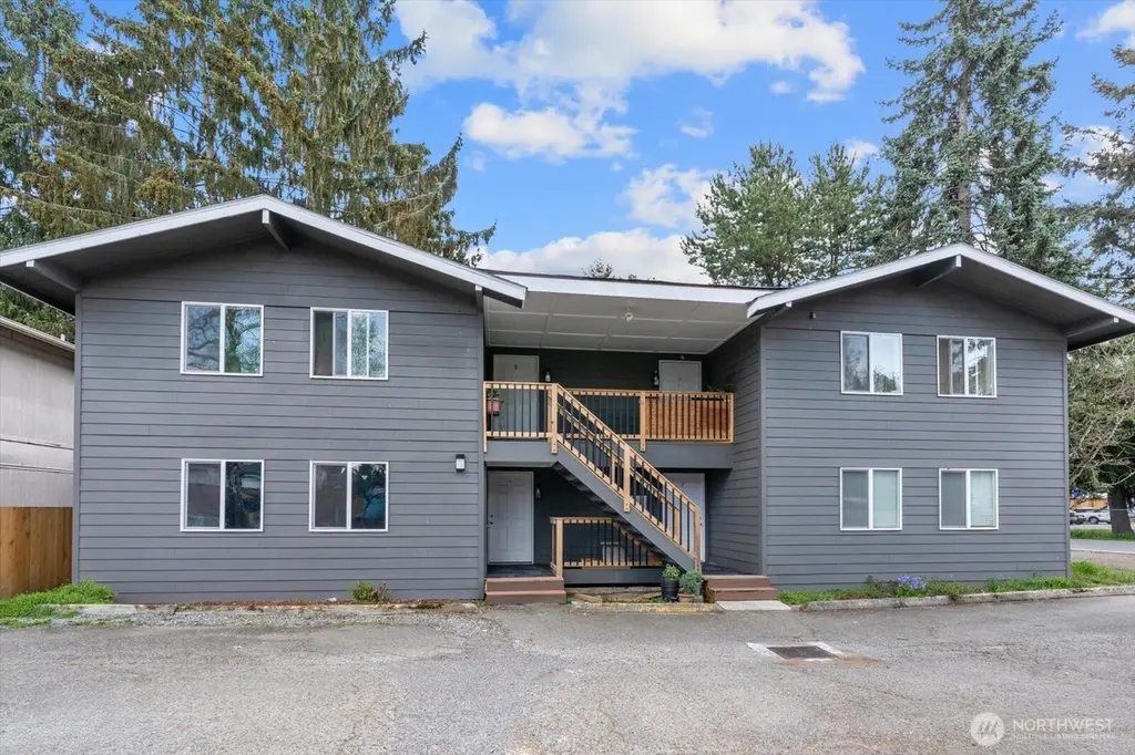 10443 17 Ave SW