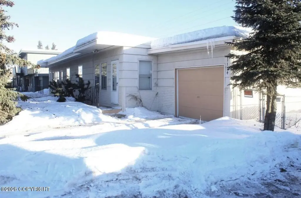 1102 W 29th Pl
