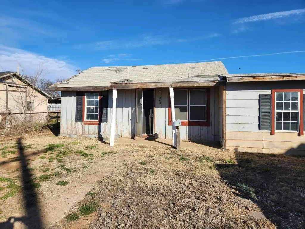 203 Pecan St