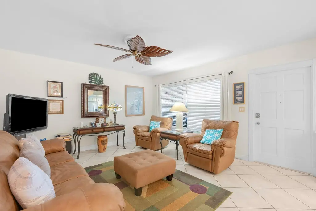 100 SE 6th Ave #304