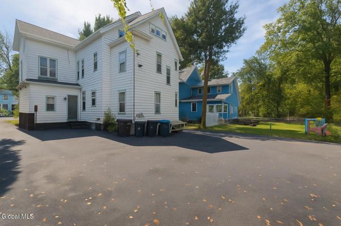 493 Glen St