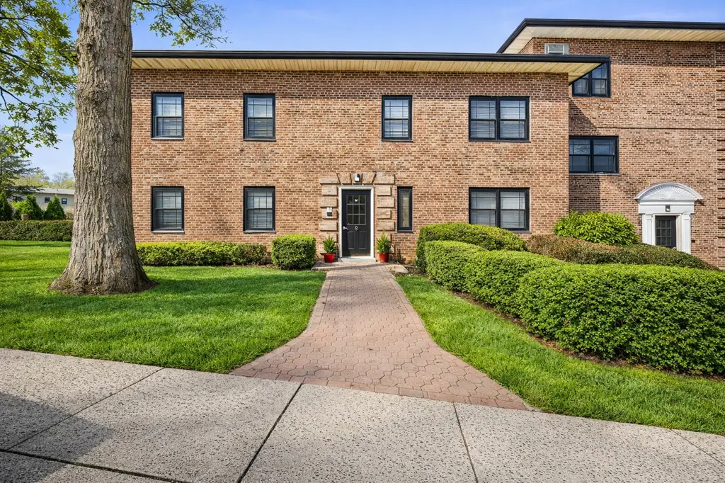 9 Manchester Rd Unit 2R