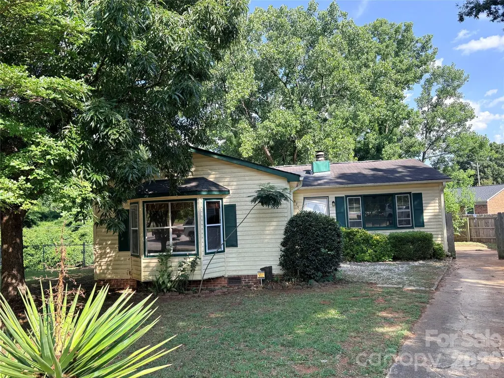 875 Rolling Green Dr