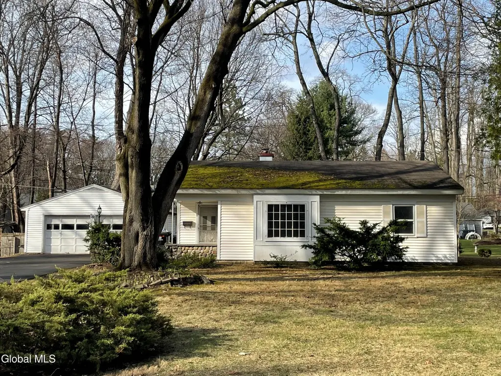 8 Clover Ln