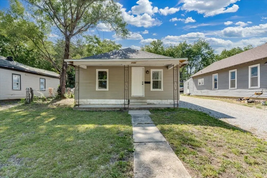 1121 N School
