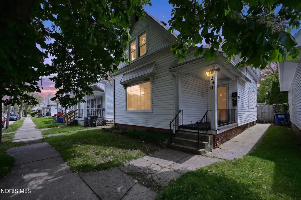 240 Dexter St