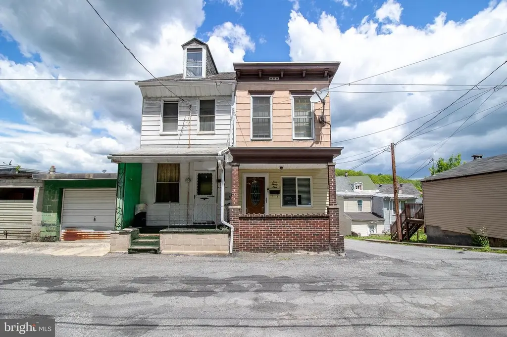 439 South St E