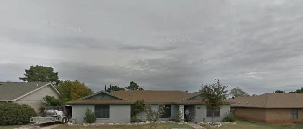 3826 Hillcrest Dr
