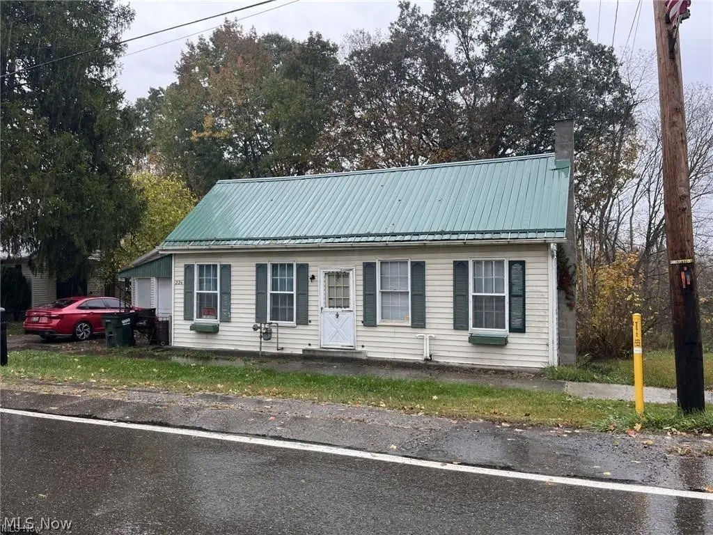 226 E Main St