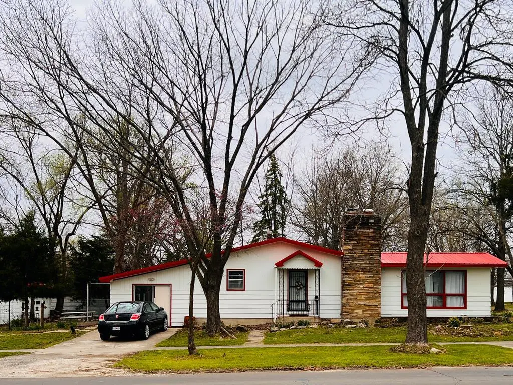 302 S Kansas Ave