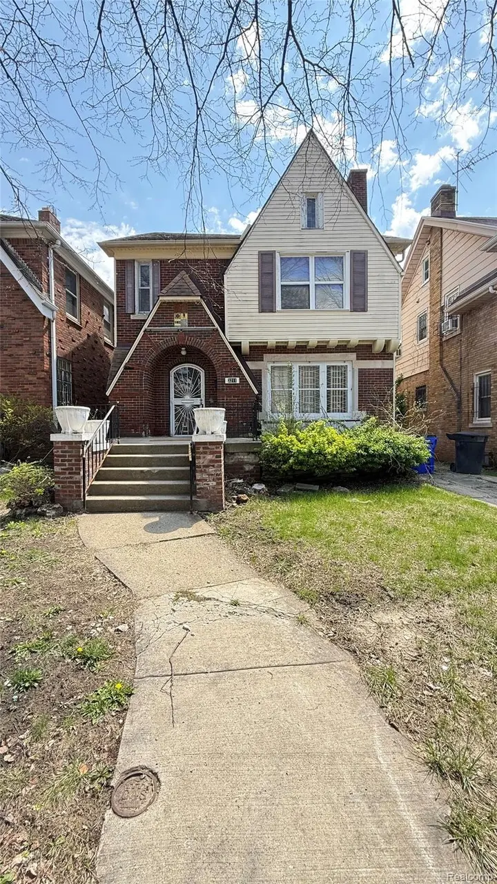 3211 Leslie St
