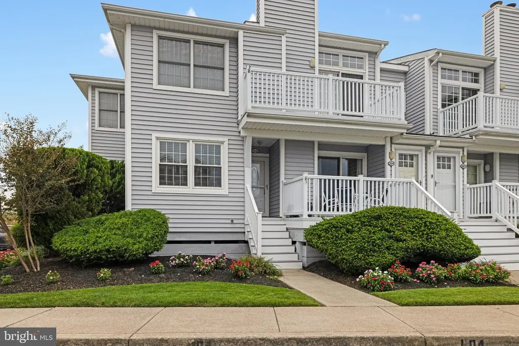 400 Marina Ct E #104