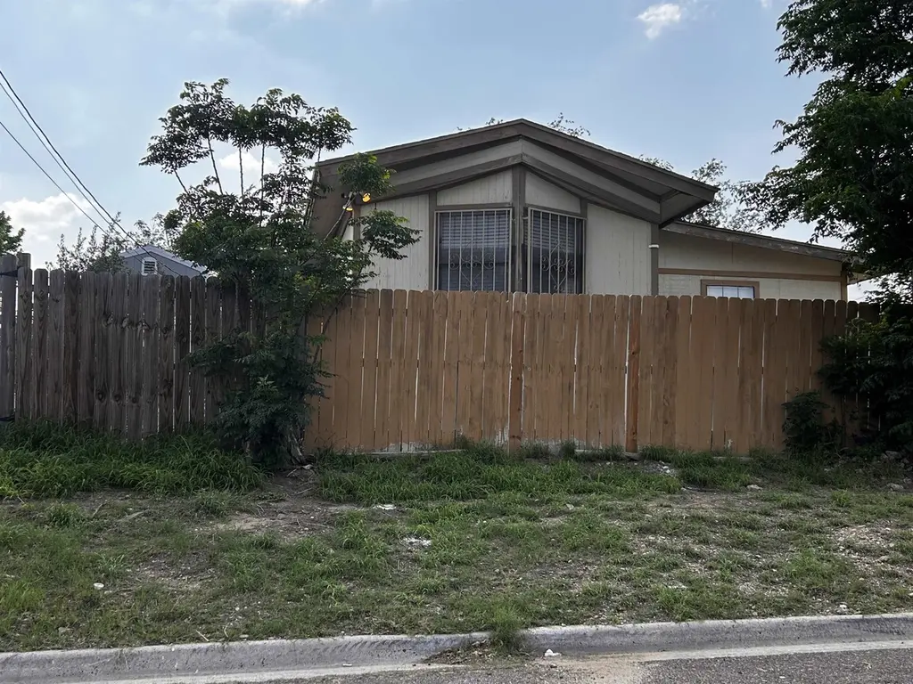 2818 Mendiola Ave