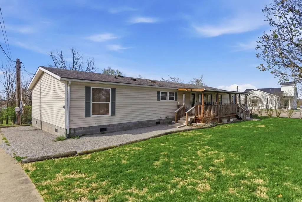 1085 Woodlake Rd
