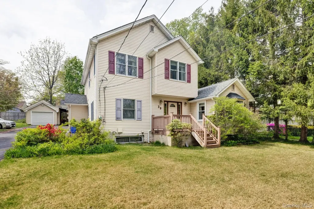 39 Lindbergh Ln