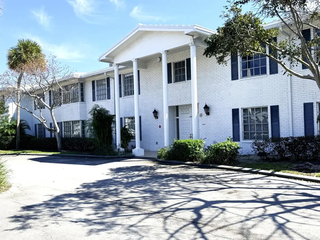 2220 NE 68 St #1007