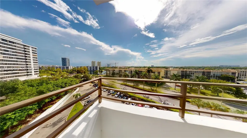 600 Three Islands Blvd #607