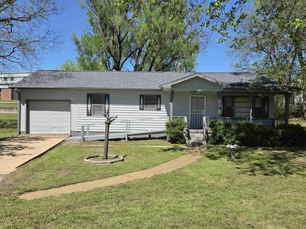 32 E Main St