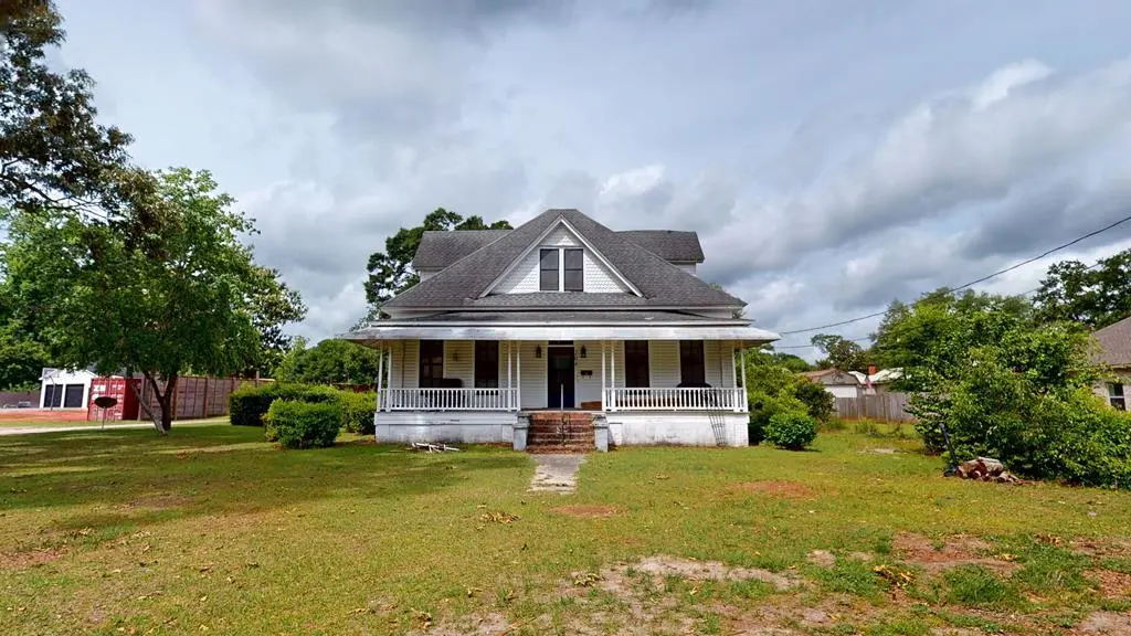 204 S Live Oak St