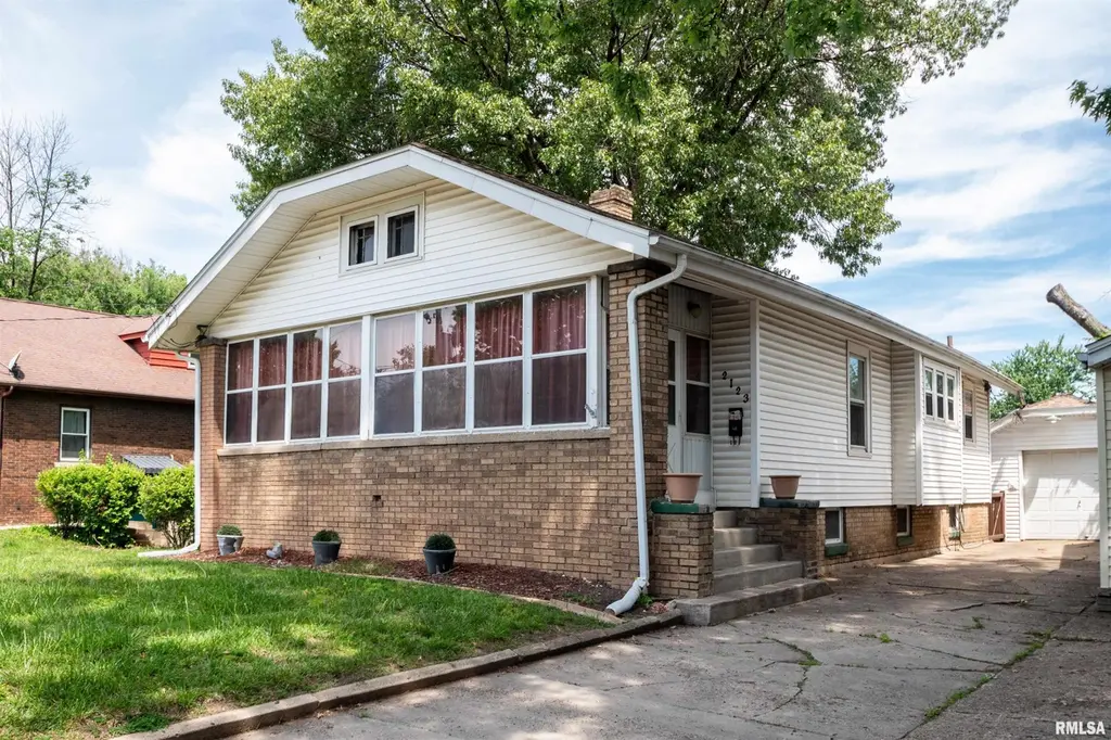 2123 W Kellogg Ave