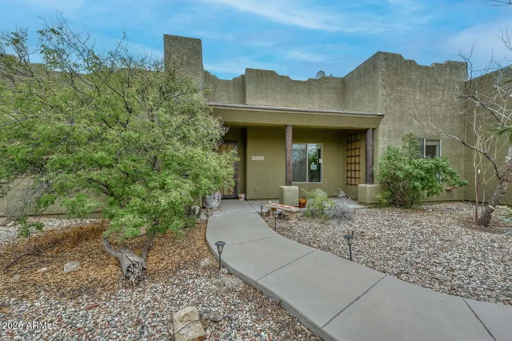 210 W Yucca Ln