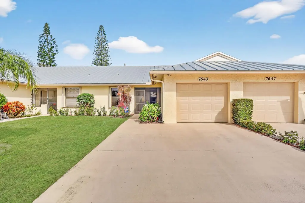 7643 SE Sugar Sand Cir