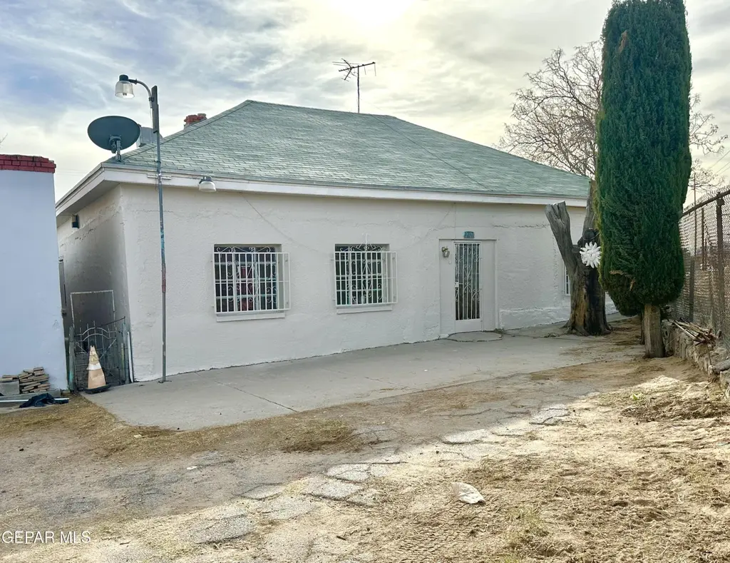 2928 E San Antonio Ave
