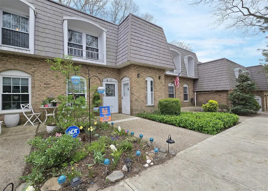 655 Middle Country Rd Unit 2-2E2