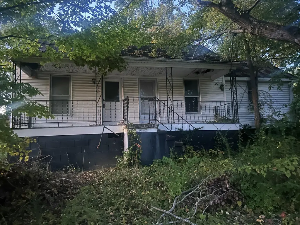 108 Maple Ave