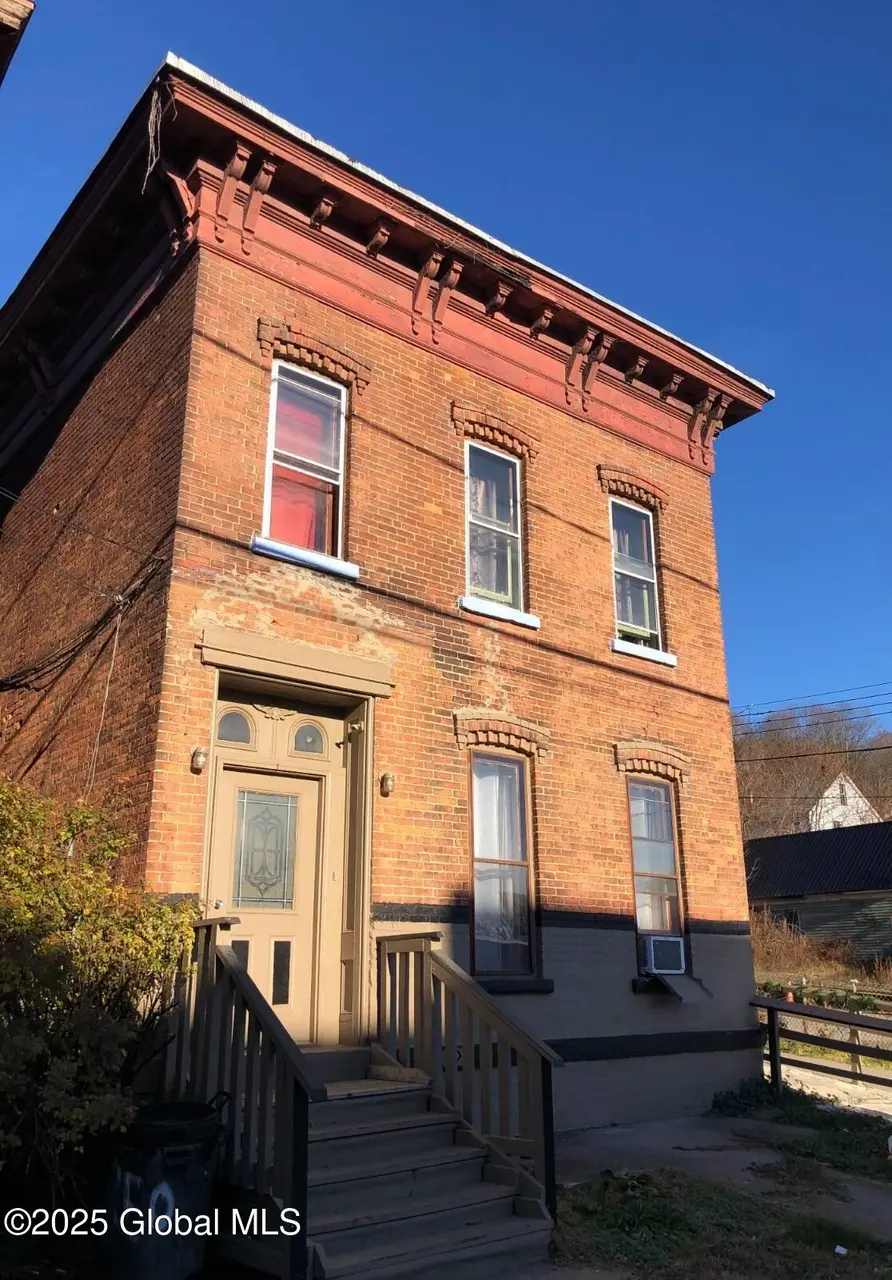 250 E Main St