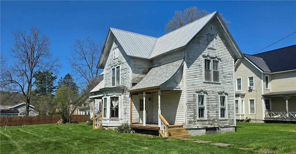 12 Charlesworth Ave
