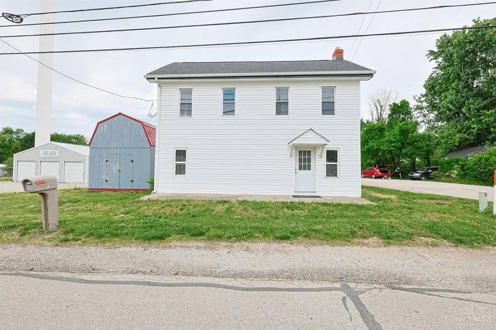 6136 Main St