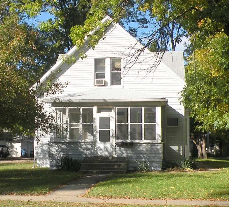 526 W 4th St