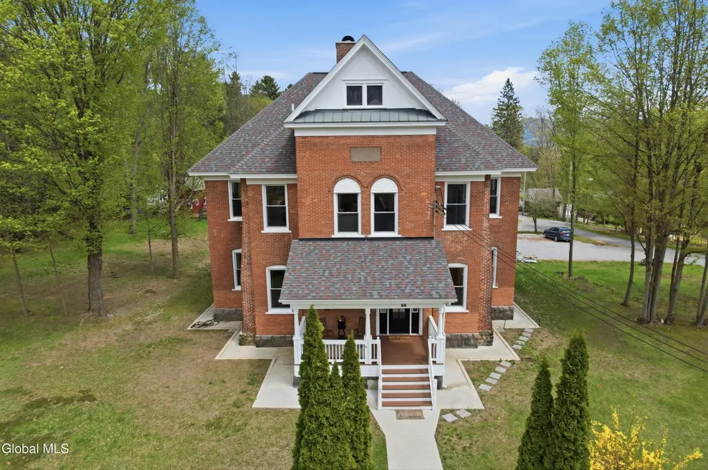 66 Horicon Ave Unit 2W