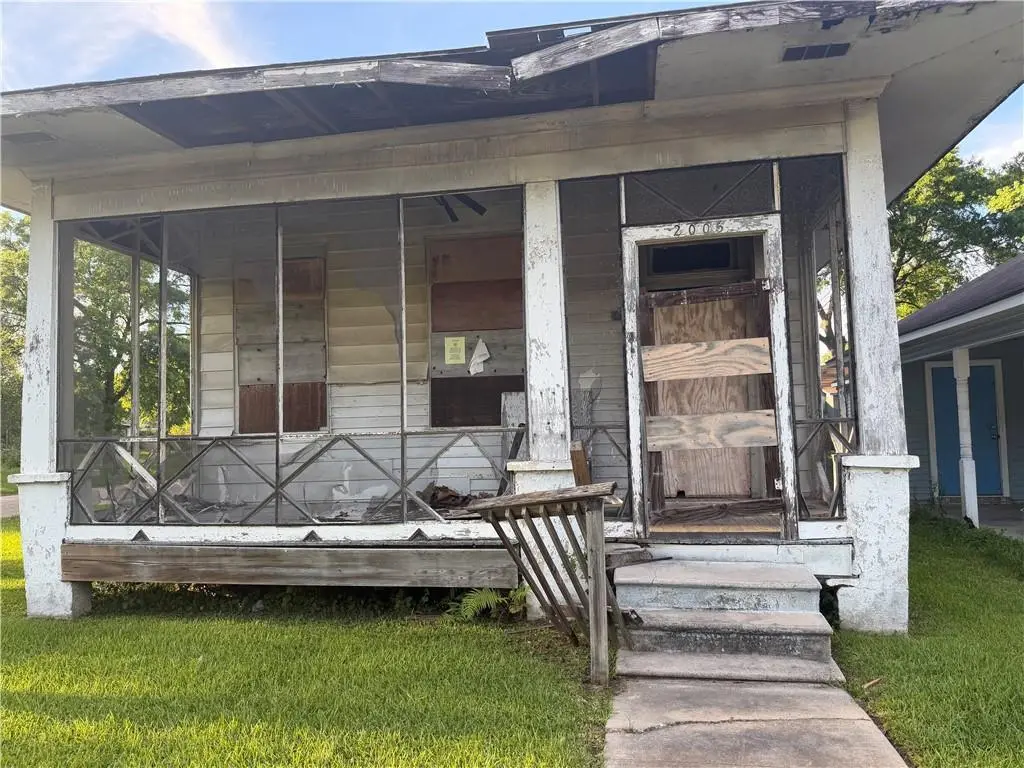2005 Fairchild St