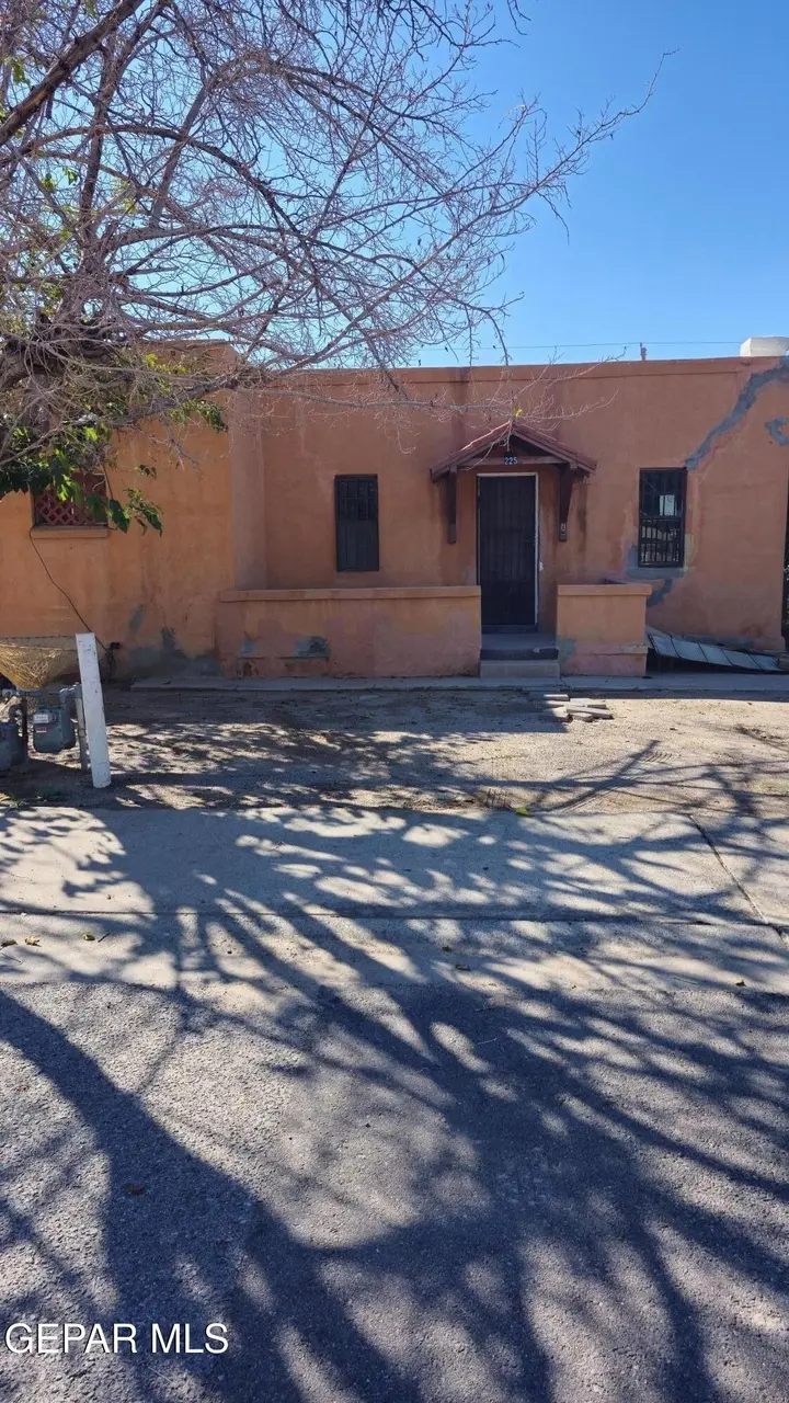 225 N Valencia Pl